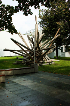 Торосы / Художник из Северодвинска (Архангельская область) ДАНИИЛ ПИЛАТ, широко известный деревянными пространственными композициями, арт-объектами и инсталляциями. Работает в направлениях ленд-арта, паблик-арта, перформанса. Люблинская улица в Москве. Август 2024.