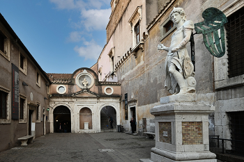 Церковный дворик / Замок Святого Ангела (Castel Sant-Angelo) в Риме
