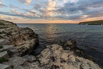 Рассвет на Тарханкуте. / Тарханкут. Утро, бухта, скалы, спокойное море. Республика Крым. Россия.