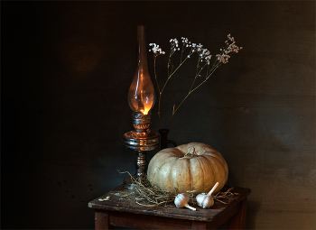На табурете / Тыква на табурете при свете лампы.