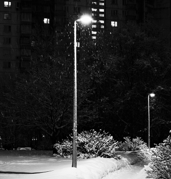 "Фонарь ведь он, как человек ..." / "Фонарь ведь он, как человек,
 Всю жизнь горит, а к смерти тухнет ..."
 А.Шестаков