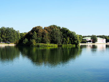 Кусково / Музей-заповедник Кусково в Москве. Большой Дворцовый пруд. Сентябрь 2024.