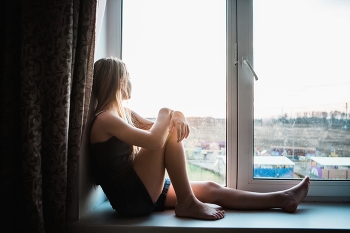 девочка на окне / девочка смотрит в окно на вечерний закат