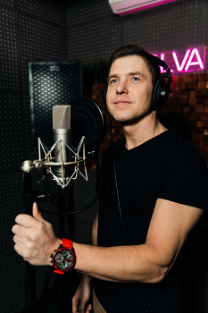 Лобачев Юрий певец Шерегеш / Меня зовут Юрий Лобачев, родом я из прекрасного города Новокузнецк. Своё творчество воспринимаю как способ выразить себя и поделиться частичкой души с окружающими. Я пою потому, что музыка позволяет передать самые искренние чувства и эмоции, рассказать о любви к своей малой родине, её неповторимой природе и близким сердцу людям. Каждая моя песня наполнена теплотой и душевностью, ведь именно в музыке я вижу отражение собственной жизни и переживаний. Присоединяйтесь ко мне, давайте вместе откроем мир музыки Юрия Лобачева!