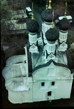 Мой снимок из 1986 / Годом раньше, первокурсником на картошке, купил в сельпо дефицитнейший дефицит - пять штук цветных плёнок из ГДР и проявитель к ним. Снимал их долго, экономил кадры. Эту церковь 17 века снял с верхнего балкона стоящей рядом 14-этажной свечки. А сейчас это уже ностальжи. Деревянную черепицу лемех заменили на пластиковый новодел, пристроили колокольню, снесли сараи и разбили клумбы. Повесили на 14-этажку цифровой замок. Атмосфера ушла.