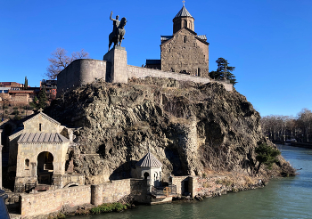 экзотика Тбилиси / церковь МЕТЕХИ и статуя царя Вахтанга