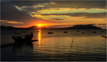 Рассвет в Зелёной бухте. / Море. Бухта Зелёная. Мыс Алчак, мыс Меганом. Катера и лодки. Новый Свет. Судак. Республика Крым. Россия.
