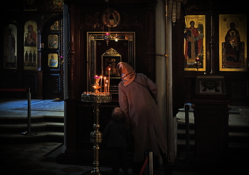 У Чудотворной иконы Богородицы "Целительница." / Монастырь. Повседневная жизнь.