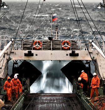 постановка трала / Охотское море, поздняя осень.