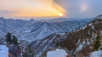Город в горах / Вид на закат над городом с высоты 611. Панорама из двух фото, чуть ужатая в 16:9. Видна часть центрального мкр. У левого края - г.Телевизионная (804,5 м.) с телевышкой, правей хорошо видны два треугольника г.Сахарная Голова (875 м.) Солнце садится почти прямо над одним из окрестных "тысячников" - г. Якут-гора (1327,9 м.), правее заснеженная макушка г.Седая (1356,1 м.). Еще правее, почти над срезом ближней сопки - г.Медвежья (1247,4 м.)
Про саму высоту 611 позже...
