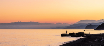 Перламутровый вечер. / После заката Солнца на побережье моря в Морском. Судак. Республика Крым. Россия.
