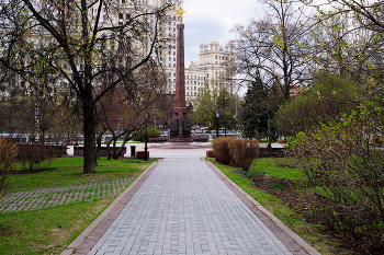 Пограничникам Отечества / Устьинский сквер в Москве. Памятник «Пограничникам Отечества» в Москве установлен в честь пограничников, которые защищали и продолжают защищать границы России. Идея создания памятника была предложена ветеранскими организациями пограничных войск России. Апрель 2024.