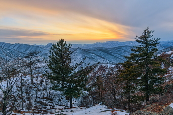 Вечер с высоты 611 / Еще вечерний вид с высоты 611. Высота 611 - одна из достопримечательностей нашего города. В январе 1986 г. на ней случилось крушение НЛО. Много писать не буду, если кому-то интересно - Яндекс, "высота 611 Дальнегорск" - там достаточно...
На макушке даже установили арт-объект - в комменте. Добавлю только, что он установлен не на самом месте крушения, которое чуть ниже на скальном уступе...