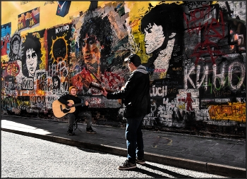 ....Песен еще ненаписанных, сколько? Скажи, кукушка, пропой..... / уличный сюжет