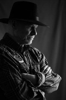 мужской портрет / мужской портрет снимала с дневным светом из окна