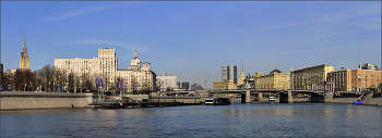 Прогулка по реке... / ... с достопримечательностями. Слева направо. Гостиница Украина - Дом "Нефтяников" - Дом Правительства - Бородинский мост - Дом Наркомата обороны СССР- "Дом-книжка" СЭВ - Высотка на Кудринской - Посольство Великобритании и Канады (по воле судеб на Площади Луганской республики) - Дом "Генералов" - Дом "Геологов"...