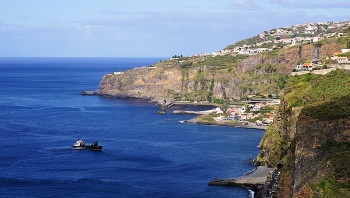 Берега ... / Мадейра, южная сторона острова Португалия