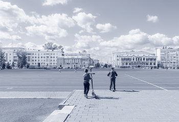 Полдень в городе / Площадь Куйбышева в Самаре - самая крупная площадь в Европе.