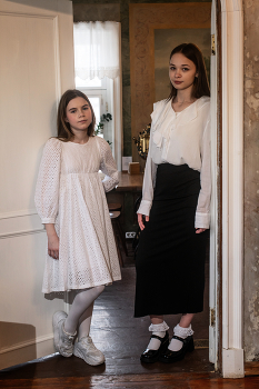 В дверях / модели Ангелина Табакова и Ира Лескина