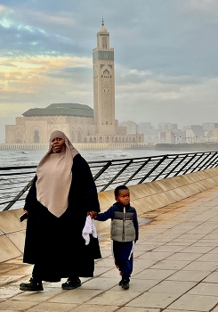 &nbsp; / Mother and child walking past the famous mosque