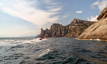 В гости к "Трём монахам"... / На катере вокруг мыса Капчик к горной вершине «Скалы Три монаха». Республика Крым, городской округ Судак, Новый Свет, мыс Чикен-Кая.