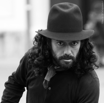 Я вас насквозь........... / Туринец, Италия, Турин
Спонтанный портрет в городе...