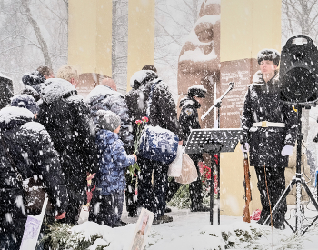 Помним и скорбим. У монумента "Скорбящие родители" в Калининграде / Калининград, февраль 2025. Возложение цветов к монументу "Скорбящие родители" по случаю 35 годовщины вывода советских войск из Афганистана