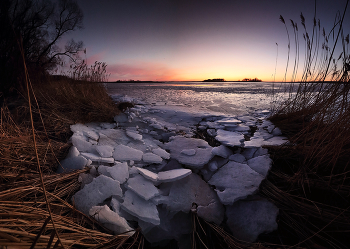 мозаика марта / Гаснет закат, тает лёд. Минское море, март. Штормовой ветер расколол тающий ледяной панцырь и выбросил осколки на прибойный берег.