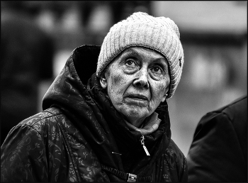 ... " Жизнь прожить - не поле перейти " .... / уличный портрет женщины