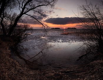 &nbsp; / штиль, тает лёд, конец марта