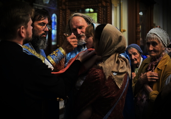 Дети в церкви. / Монастырь. Праздничная служба.
