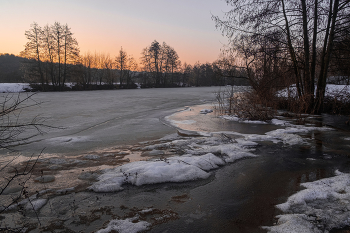 Под весенним льдом. / Озеро Рожок.