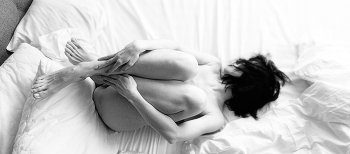 Лежу... лёжа... / Просто лежу.