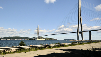 Русский мост / Русский мост-вантовый мост через пролив Босфор Восточный, шестой по высоте мост в мире, высота составляет 324 метра. Мост имеет самый длинный в мире пролёт среди вантовых мостов длиной 1104 метра. Владивосток, август 2025