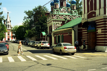 5-й Котельнический переулок / 5-й Котельнический переулок в Москве. Храм Успения Пресвятой Богородицы в Гончарах. Храм Святителя Николая на Болвановке. Июль 2012. Minolta 807 si; Minolta AF Zoom 35-105mm 1:3.5(22)-4.5; Kenko L37 Super Professional; Kodak Professional ProFoto XL 100; FOTOпроект.
