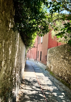 &nbsp; / Narrow streets up the hills in Nice, France