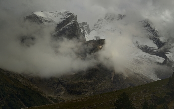 Хмурое утро / Осень в горах