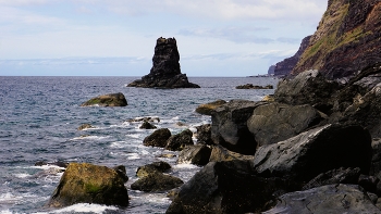 Среди черных камней... / Calhau da Lapa (Campanário ) Мадейра 
Спуститься вдоль ущелья, преодолев около 700 каменистых ступеней, попадаешь на, почти, дикий и безлюдный берег с чистейшей океанской водой. Живописные виды с каждой точки тропы...