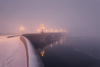 Троицкий мост в снежном тумане II / Снегопад, март 2014

© EGRAPHOTO
egraphoto.com