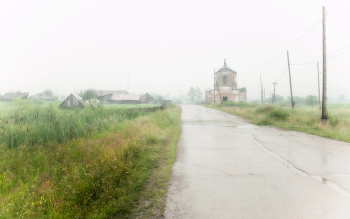 Церковь Николая Чудотворца / Свято-Никольский храм, также известный как церковь Николая Чудотворца, был построен в середине XIX века (1840-1848 гг.) по проекту помощника енисейского губернского архитектора Петра Шарова.Церковь принадлежит к числу архитектурных произведений, характерных для периода позднего классицизма русской провинции и представляет собой однокупольный храм с двухъярусной колокольней.После революции, к 30-м годам, она оказалась заброшенной и с каждым годом ветшает всё больше...