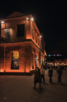 Фудкорт Депо / Бывшее трамвайное депо, переделанное в огромный фудкорт Депо