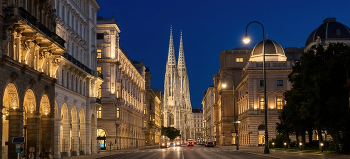 Прогулка по вечерней Вене / Это Вотивкирхе (Votivkirche), также известная как Обетная церковь или Церковь Обета.

Она является одним из самых значимых неоготических сооружений в мире и второй по высоте церковью в Вене (99 метров) после собора Святого Стефана.