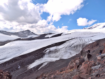 Ледник ползёт по склону Эльбруса / Ледник ползёт по склону Эльбруса