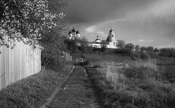 Апрельский сюжет / Высоцкий монастырь. Город Серпухов.2025год. Из серии монохромные картинки старого города Серпухов.