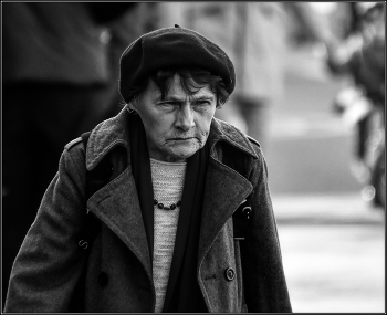 ....Некоторая степень подозрительности..... / уличный портрет женщины