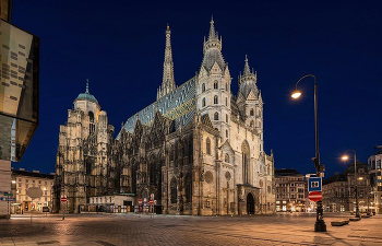 Прогулка по вечерней Вене / собор Святого Стефана (Stephansdom), который является главным символом Вены.