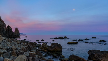Финал вечера... / Последние кадры вечера 31.03.26 Берега бухты Клоково. На горизонте, у левого края видна светящаяся точка включившегося маяка "Опричник" на мысе Сигнальном, до которого 15 км.