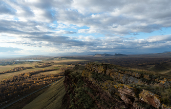 Волшебное утро в палитре осени / Хакасские Сундуки — это горная гряда в Республике Хакасия, природно-исторический и археологический памятник природы республиканского значения. Она расположена на границе Орджоникидзевского и Ширинского районов, тянется с юга на север и является продолжением Ефремкинского хребта отрогов Кузнецкого Алатау.