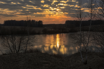Мартовский закат / Закат. Март. Отражения на льду водоёма.