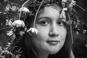 &nbsp; / Ты пахла полынью, степною грозой,
Финской волной и заржавленным трюмом,
Ты пахла любовью, девичьей слезой,
Кожей седла и французским парфюмом.
Твой запах пьянил, будоражил и влёк,
Манил собой в ночь, пробуждал рано утром,
Неслышно дразнил и сбивал меня с ног,
Размеренный пульс превращал в камасутру.
Твой аромат не мешался с толпой,
Звучал точной нотой в спектре аккорда,
Я чуял твой путь петроградской тропой,
Двором, подворотней, ломаной хордой.
Уже в другой жизни, сквозь тысячи дней,
Ночь, пассажиры, табло онемело,
Я слышу твой запах и нету точней
Известия - ты прилетела. zanzib ©